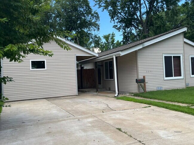 Foto del edificio - "Spacious 3 Bedroom/2 Bath Home in Florissant!"  Available for Move-In on 8/15/2026