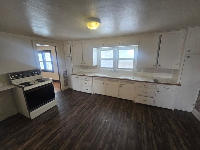 Building Photo - 921 N Maple Ave