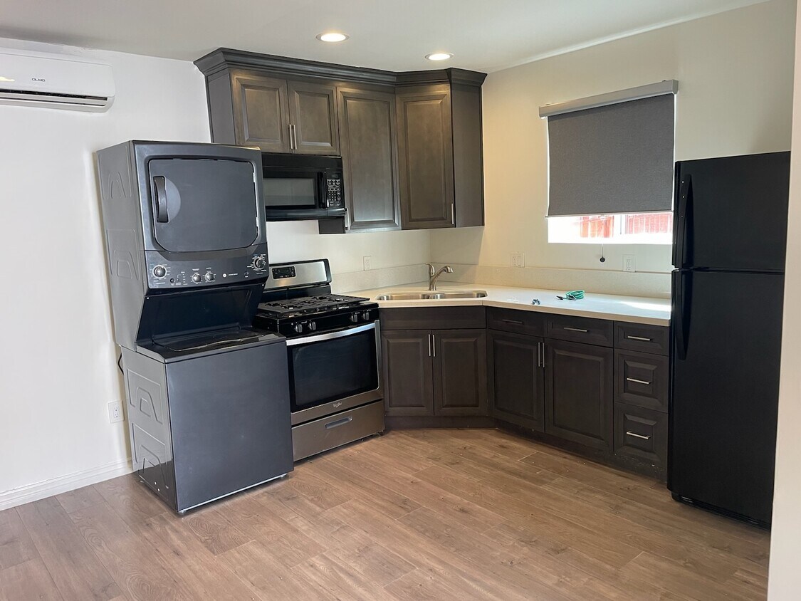 Foto principal - 10452 Balboa Blvd