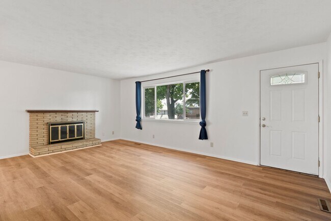 Building Photo - Updated 5 bed 2 bath home centrally locate...