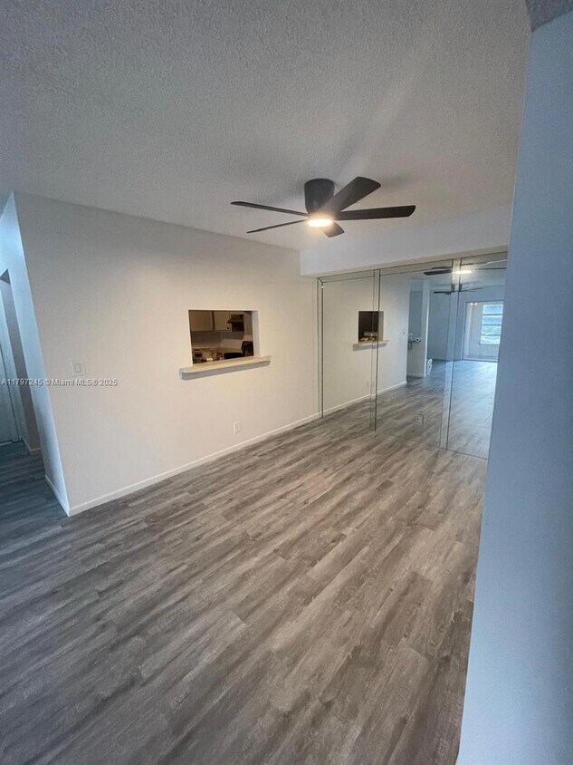 Foto principal - 454 N Laurel Dr