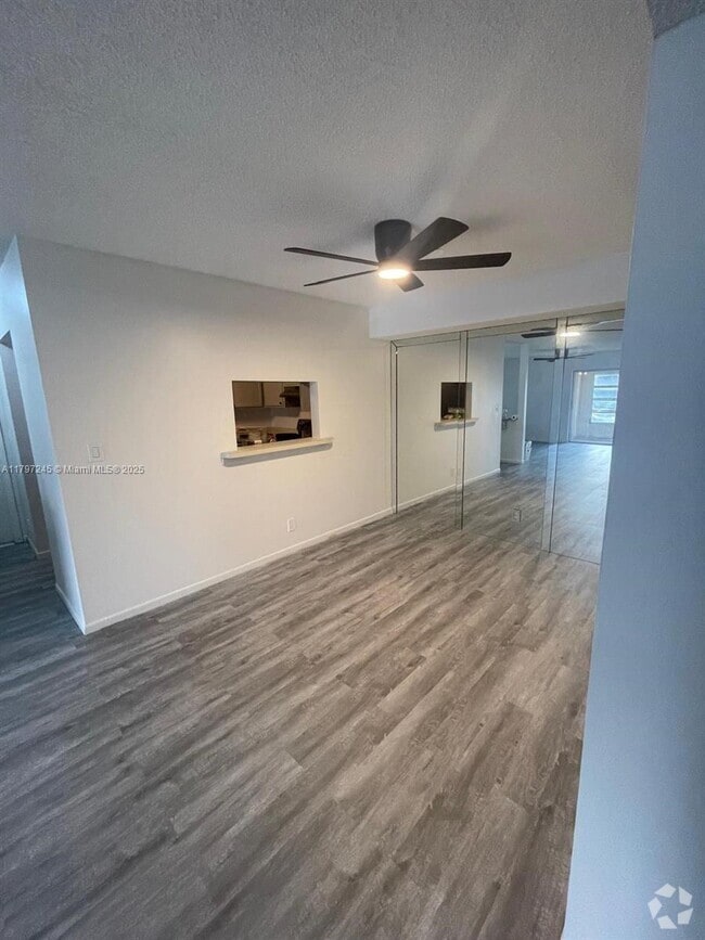 Building Photo - 454 N Laurel Dr