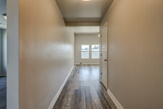 Building Photo - 4323 W Country Club Dr
