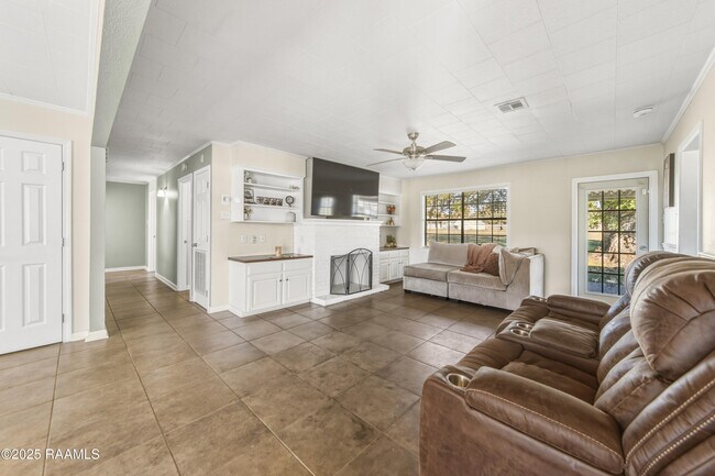 Building Photo - 1122 Dugas Rd