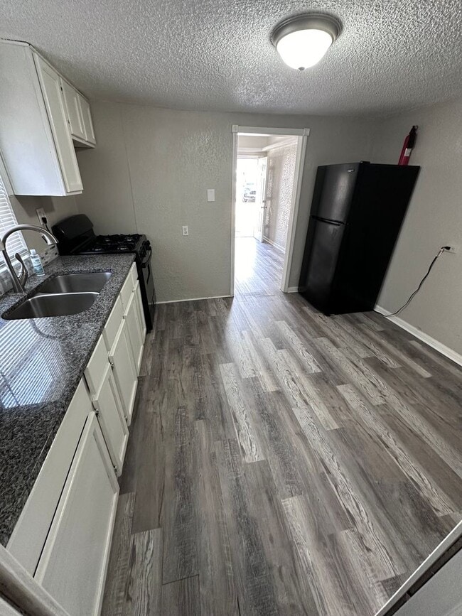 Building Photo - $850 - 2 bedroom/ 1 bathroom - Newly remod...