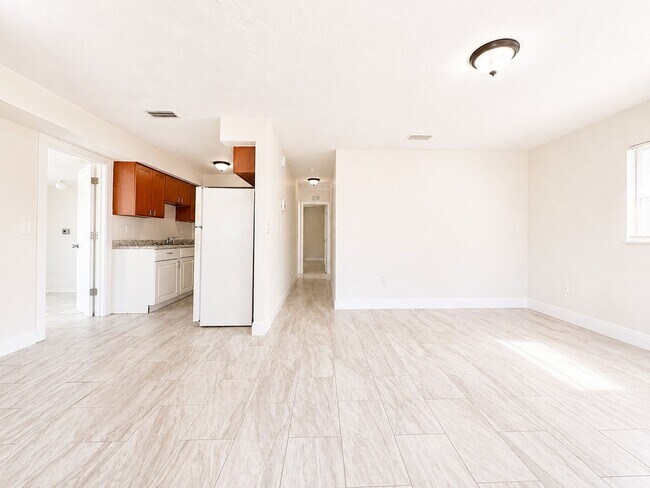Building Photo - Newly Renovated 3/1 Single Family Home with Bonus room