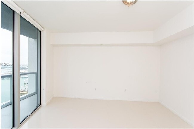 Building Photo - 495 Brickell Ave