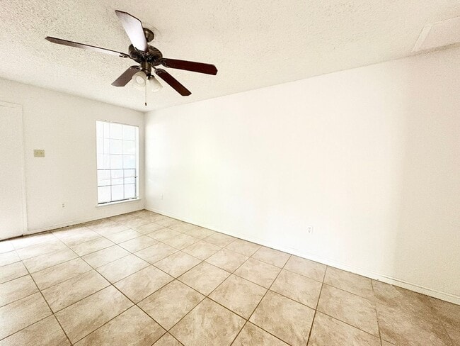Building Photo - 1147/1149 Willow Creek Dr