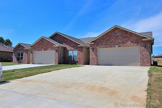 Building Photo - 863-865 Broadridge Dr