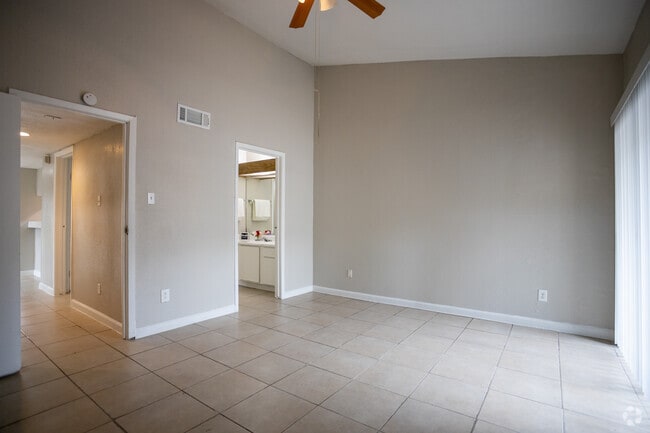 2 habitaciones, 2 baños - 133 m² - Segundo dormitorio - Golden Village Townhomes