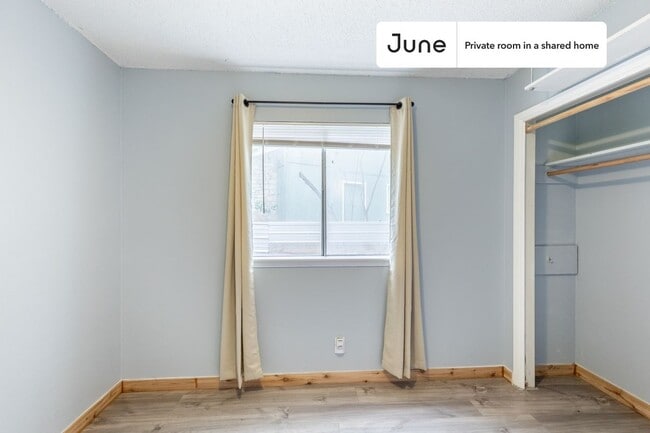 Foto del edificio - Room in Shared 3 bed/1.5 bath home
