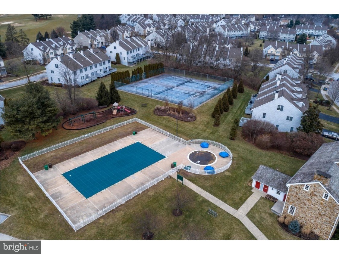Primary Photo - 13 Buttonwood Dr