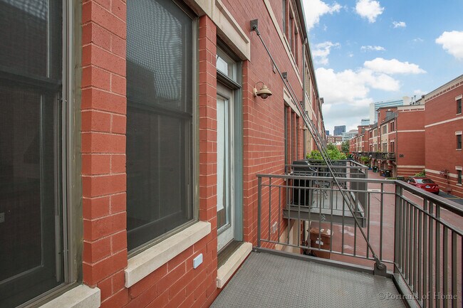Foto del edificio - 1044 N Crosby St