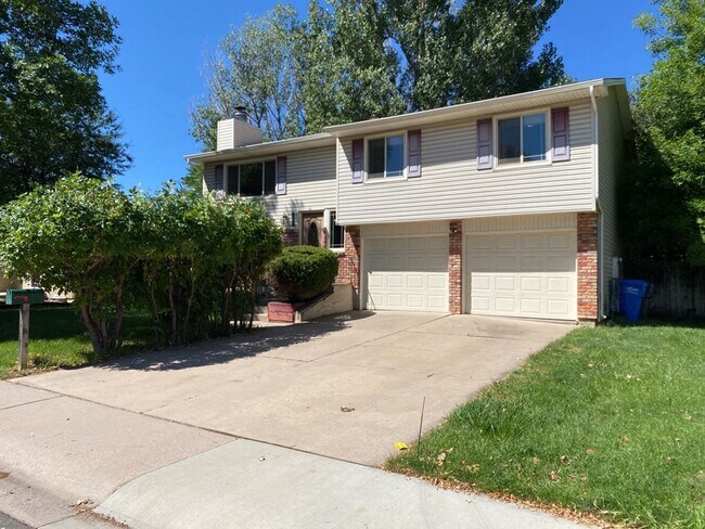 Foto del edificio - STUDENTS WELCOME! 4 Bed 3 Bath Home in West Ft Collins w/ Garage and Fenced Yard - Lawn Care Incl...