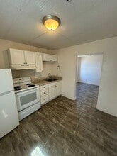 122 E 4th St