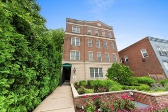 Building Photo - 2500 Green Bay Rd
