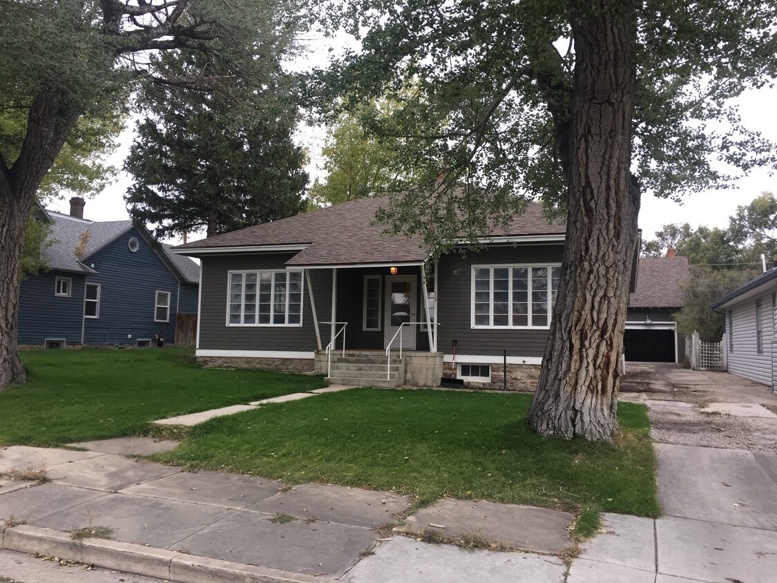 Primary Photo - 115 E Maple St