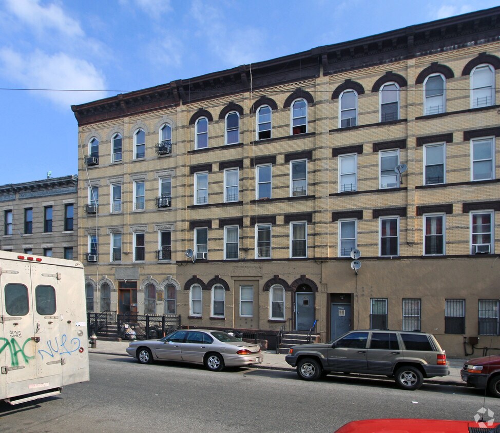 Foto del edificio - 727 Knickerbocker Ave