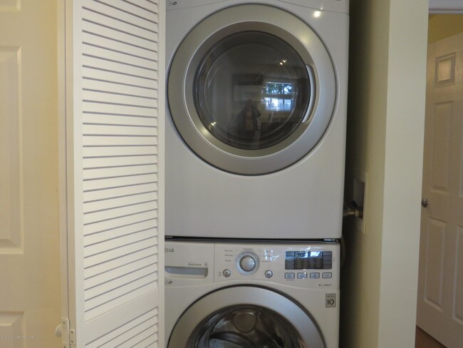 Building Photo - 604 Harris Ave