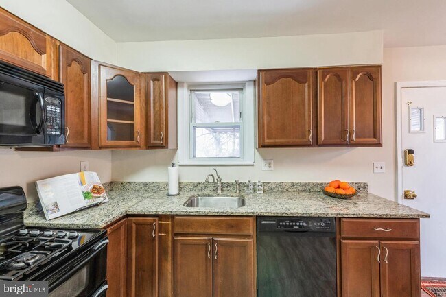Building Photo - 121 Onondaga Dr