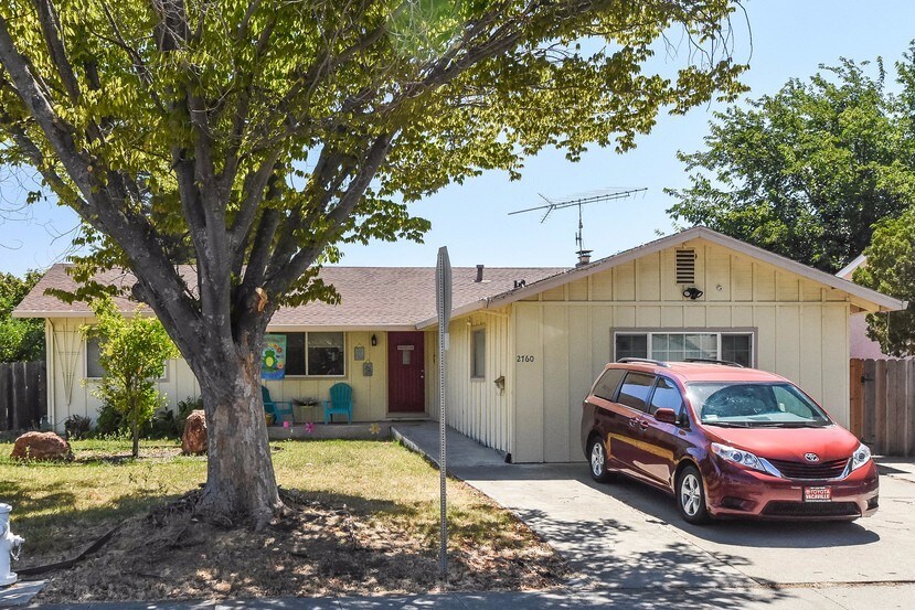 Foto principal - 2760 Orchid St