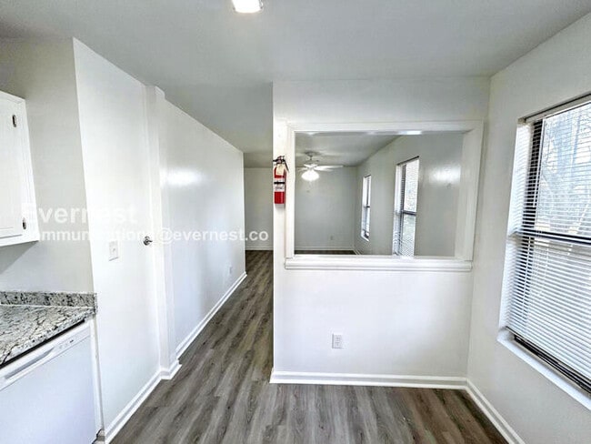 Building Photo - 437 Annie St