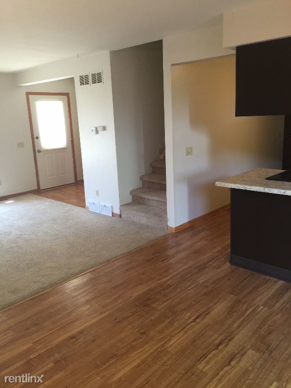 Building Photo - 3 br, 1.5 bath Townhome - 3053 Greenway Tr