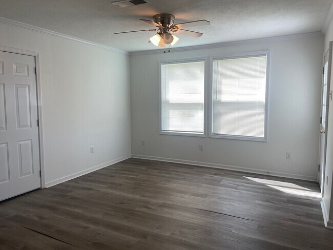 Building Photo - 3823 Swanee St