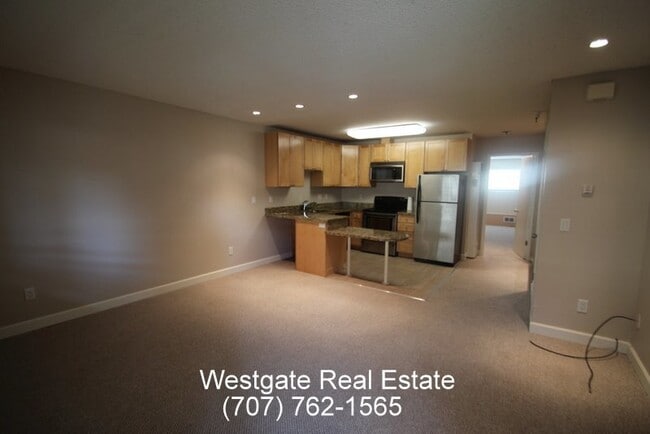 Building Photo - Lovely 1 Bedroom/1 Bathroom West Petaluma ...