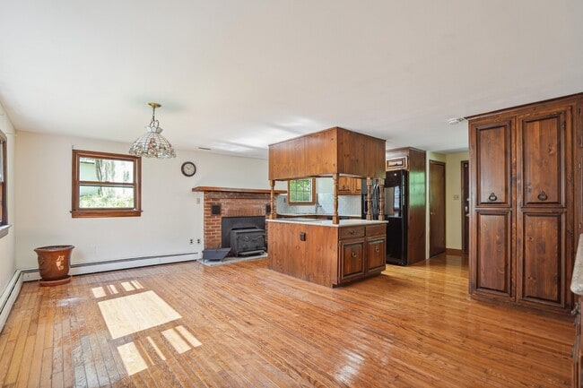 Building Photo - 560 Glen Rd