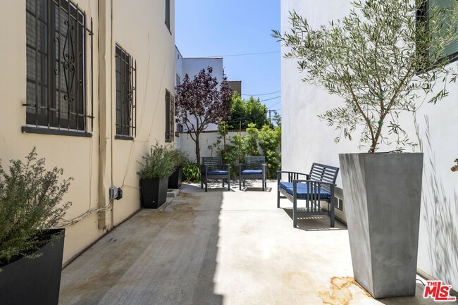 Foto del edificio - 6451 W 6th St