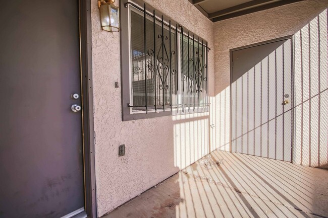 Building Photo - Cute 2 Bedroom Townhouse