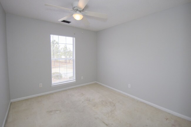 Building Photo - 300 Rolling Knoll Dr