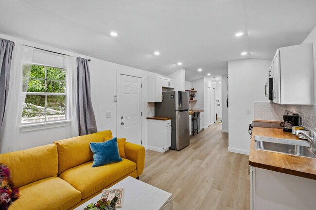 Building Photo - 403 E Roller Ave