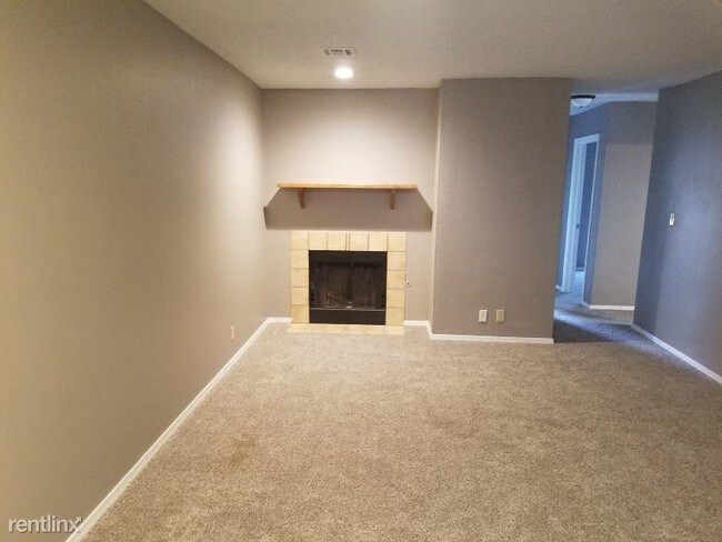 Building Photo - 3 br, 2 bath Apartment - 509 W. Quantico