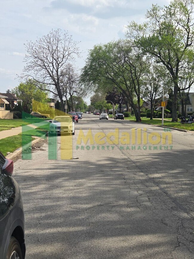 Foto del edificio - Spacious 6-Bedroom Home with Finished Basement and Backyard