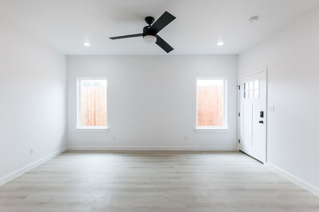 Foto del edificio - 1704 Elkhart Ave