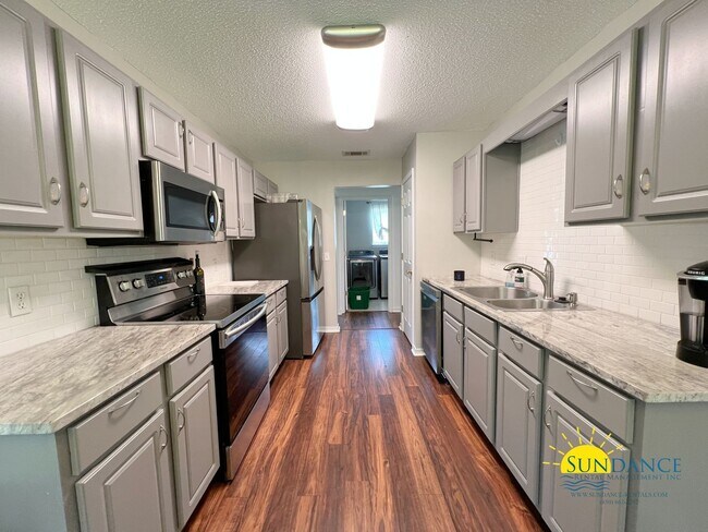 Foto del edificio - Spacious 3-Bedroom Home with Solar Panels & Lawn Maintenance Included in South Crestview