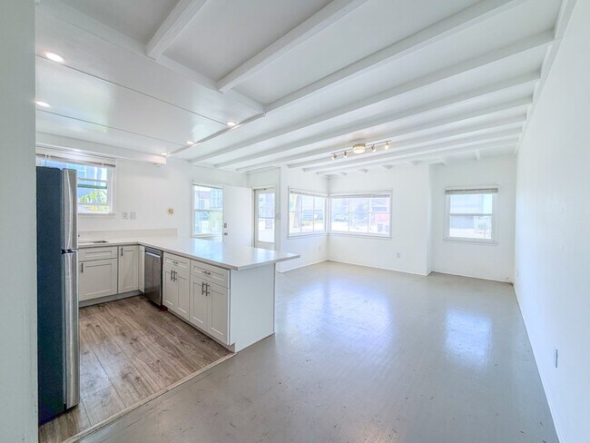 Building Photo - 2 Bed 1 Bath Beach House | Inboard | Silve...