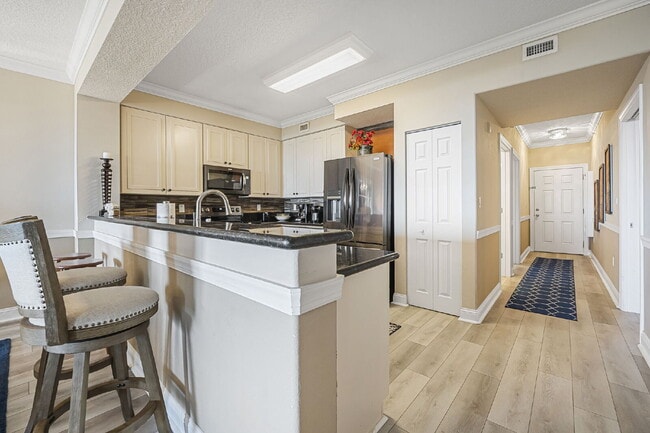 Foto del edificio - Available for a 7-12 month lease, Unit 208 has a beautiful oceanfront setting.