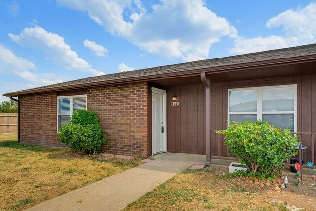 Building Photo - 1247 W Sunset Dr