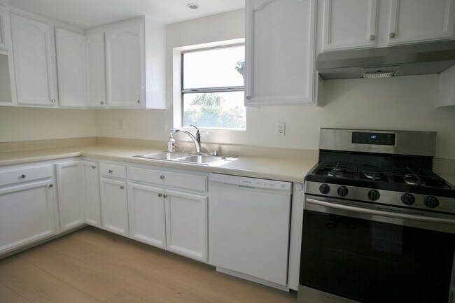 Building Photo - 3Br 2Ba Single Story Available Now!