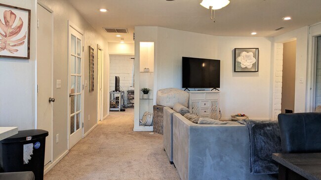 Foto del edificio - 1514 N Elaine Way
