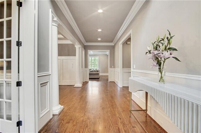 Foto del edificio - 4585 Peachtree Dunwoody Rd