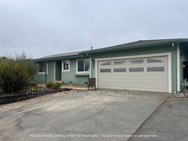 Building Photo - Lovely home on large lot down a private la...