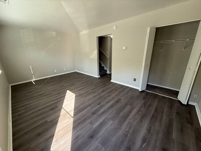Building Photo - 4713 Lakeside Dr