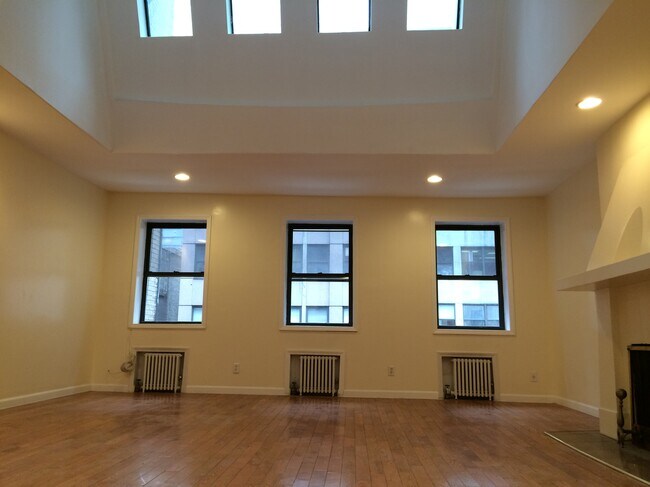 Building Photo - 28 W 44th St