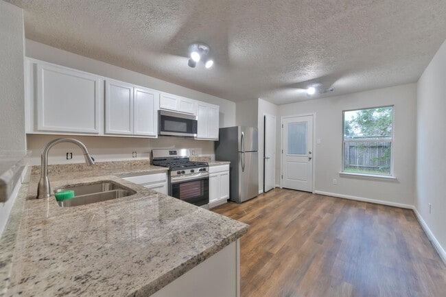 Building Photo - 3662 Fuller Bluff Dr