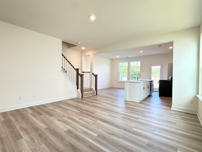 Foto del edificio - 3 Bedroom End unit Townhome Double Driveway - Lots of Natural Light