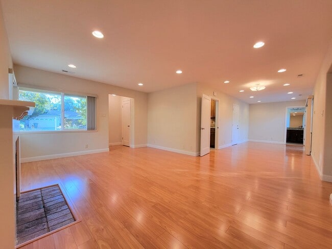 Building Photo - Updated Home in Palo Alto Available with Air Conditioning